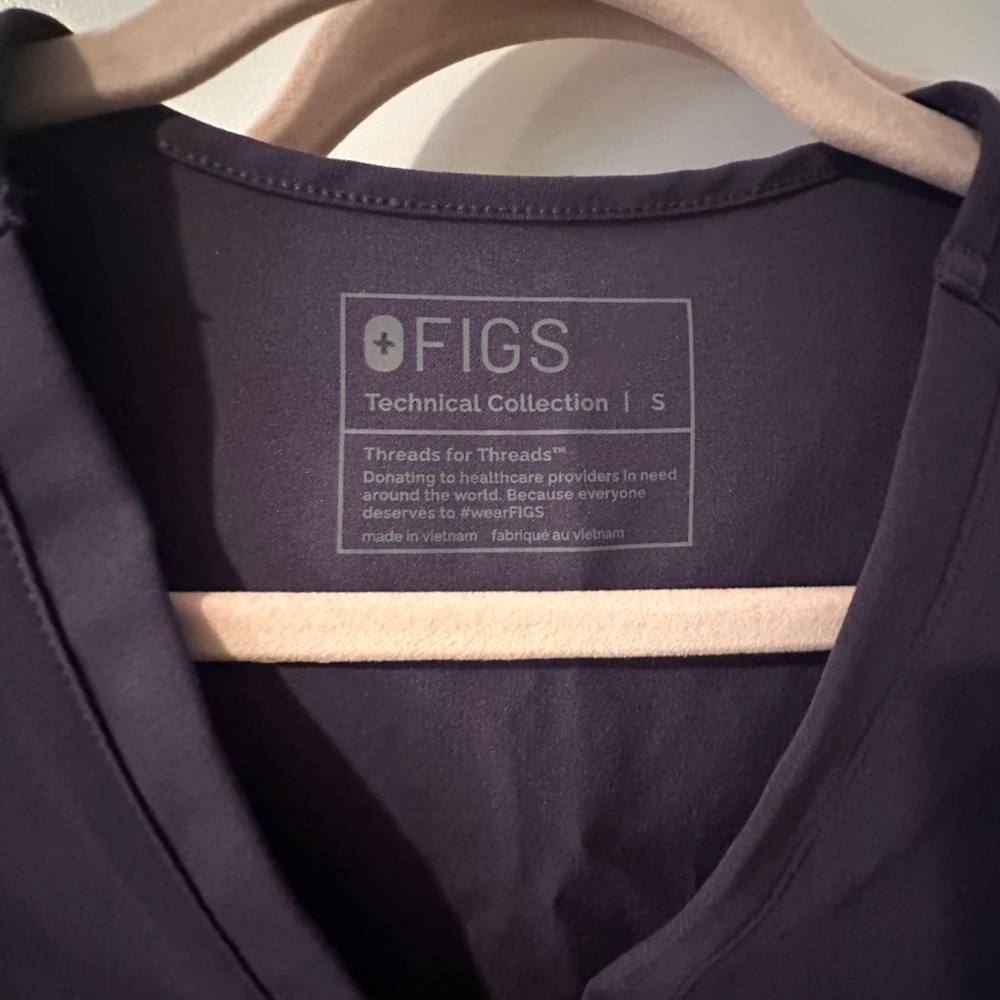 FIGS Scrub Top new with tags - Picture 2 of 4